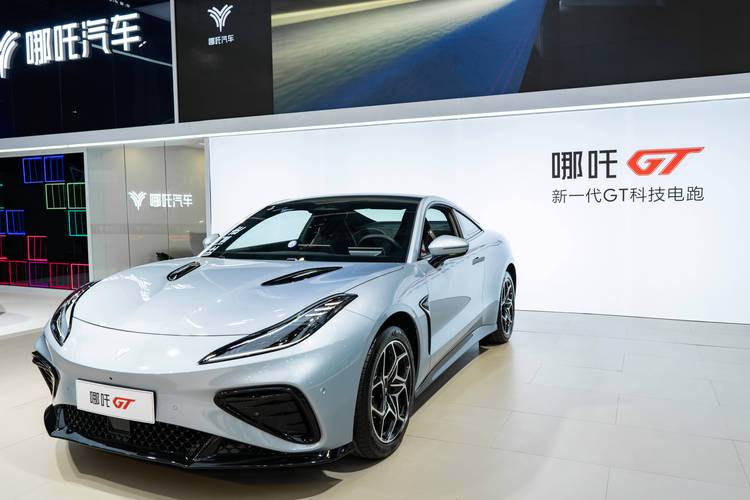 深圳15哪吒汽车在智能汽车领域的表现，领途汽车在新能源汽车市场中的影响力